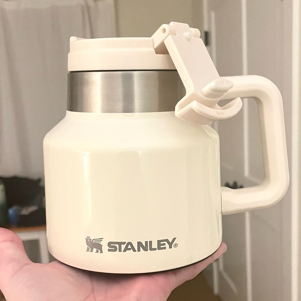 Stanley The Tough-To-Tip Admiral's Mug Hammertone 20OZ in Cream Gloss